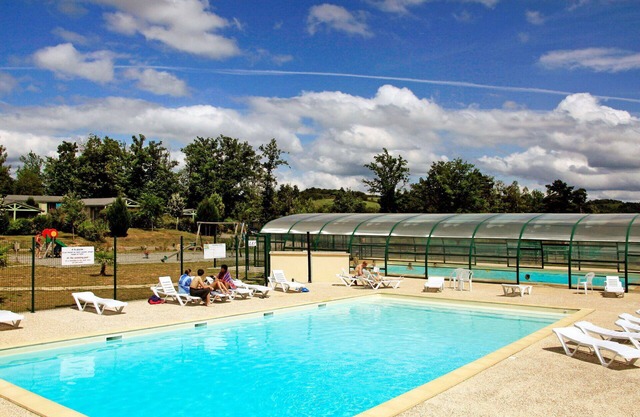 Hermoso apartamento en villa con piscina, WIFI, TV, terraza, mascotas permitida y aparcamiento
