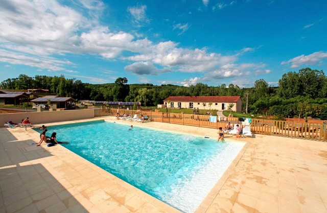 Acogedor apartamento en villa con WIFI, piscina, TV, terraza, mascotas permitida y aparcamiento