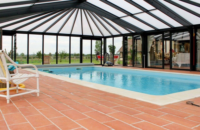 Hermoso apartamento en villa con piscina, WIFI, TV, patio, mascotas permitida y aparcamiento