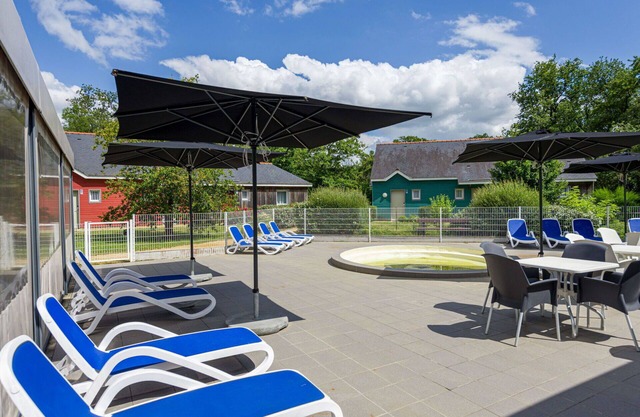 Hermoso apartamento en villa con internet, piscina, TV, terraza, mascotas permitida y aparcamiento