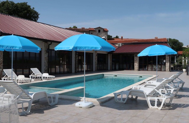 Hermoso apartamento en villa con piscina, WIFI, A/C, TV, patio, mascotas permitida y aparcamiento