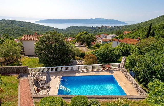 Precioso apartamento en villa con piscina, WIFI, A/C, TV, terraza, mascotas permitida y aparcamiento