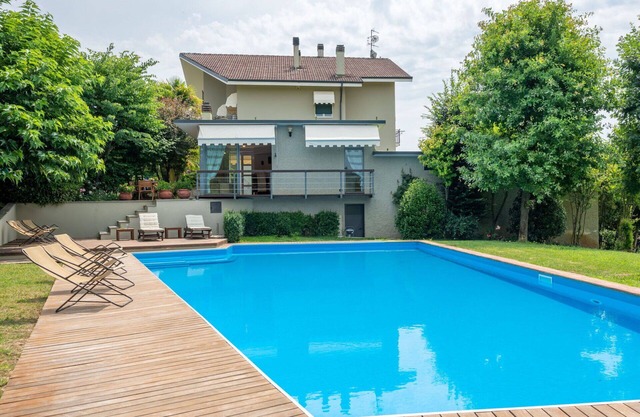 Acogedor apartamento con WIFI, piscina privada, A/C, TV, terraza, mascotas permitida y aparcamiento