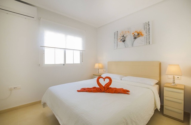 Precioso apartamento cerca de la playa, WIFI gratuito, garaje, piscina, aire acondicionado, terraza en la azotea