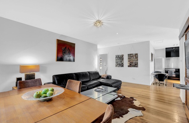 Lovely apartment with huge sunny garden in the heart of Yarraville Village.