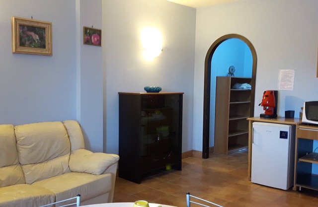 Bonito apartamento en villa con terraza.