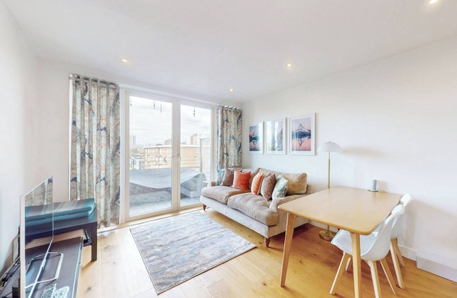 Lovely Apartment with Balcony - 3 min to Station