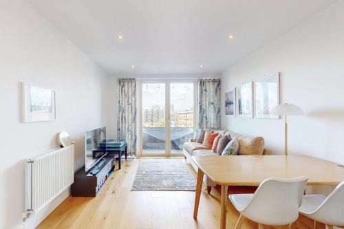 Lovely Apartment with Balcony - 3 min to Station