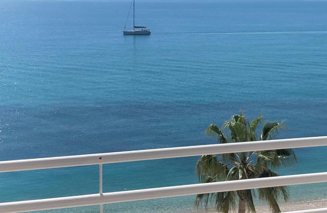 Lovely Beachfront Apartment with Panoramic Views