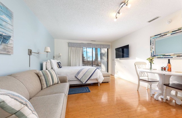 ☀ Lovely Beachside Studio @ The Shores | Deck + Bay Views + Champagne Welcome ➠ 5679
