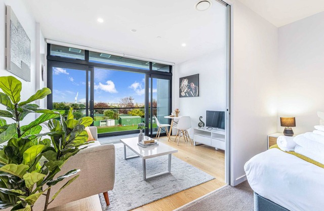 Lovely Bright Apartment - Central Takapuna!