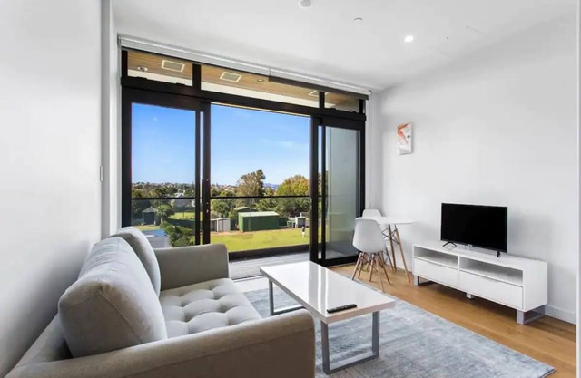 Lovely Bright Apartment - Central Takapuna!