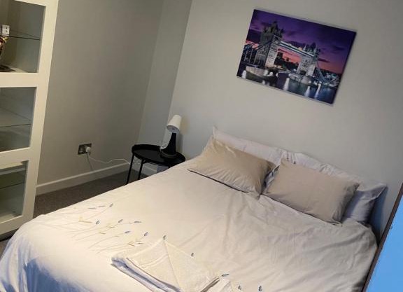 Lovely bright double room-private bathroom