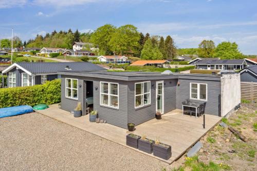 Lovely Bright Holiday Home With Sea View