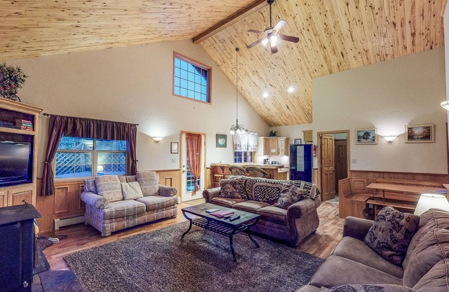 ¡NUEVO LISTADO! Hermosa cabaña en el estanque con balcón, chimenea al aire libre y jacuzzi privado