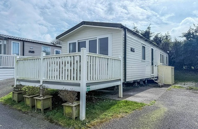 Lovely caravan to hire at White Acres in Newquay ref 94419OF