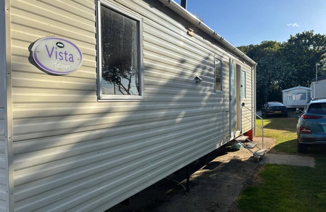 Lovely caravan with free Wi-Fi at Broadland Sands Park, Suffolk ref 20020BS