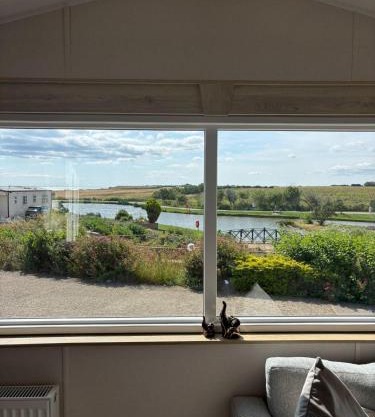 Lovely Caravan With Full Lake Views And Decking In Yorkshire, Ref 71010Q