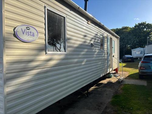 Lovely Caravan With Free Wi-Fi At Broadland Sands Park, Suffolk Ref 20020Bs