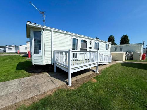 Lovely Caravan With Wifi & Decking At Felixstowe Beach Holiday Park Ref 55005Sw