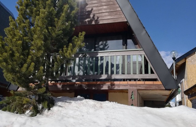 Precioso Chalet "Les Angles" con balcón y vistas a la montaña
