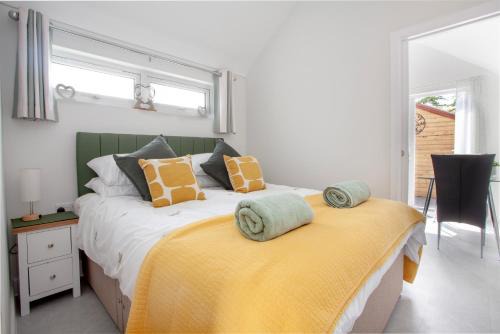 Lovely & Charming Studio with Parking In New Forest - Brand New!