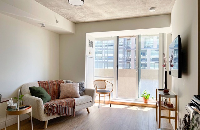 Lovely condo in Liberty Village with home office & parking