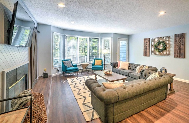 ¡NUEVO! Modern Wintergreen Farmhouse - 1 Mi to Resort