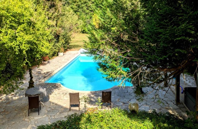 Lovely cottage on small domain with pool