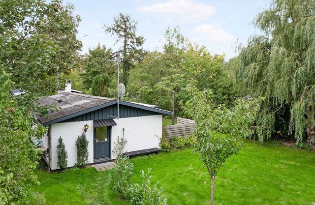 Lovely cottage w. wilderness tub by Sortsø Beach