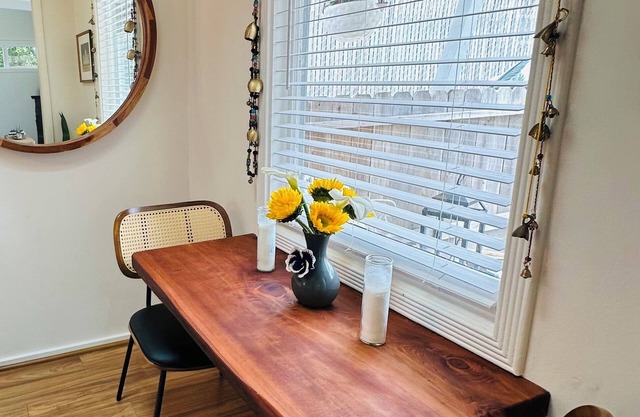 Lovely cottage w/ hot tub in Pacific Grove Walking distance to forest and beach.