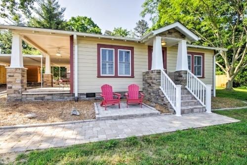 Lovely Cottage with Sauna and Fire Pit Near Asheville!