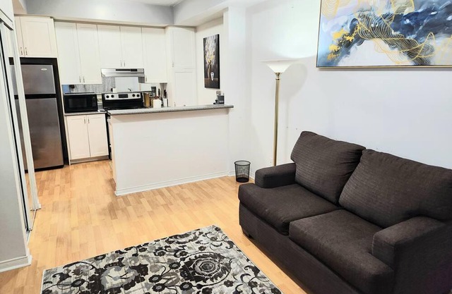 Lovely Cozy Condo with Private entrance. Close to Mall & Restaurants