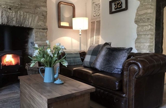 Preciosa casita de 2 camas para perros en el pueblo de Cotswold con pub
