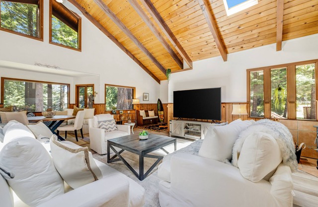 Lovely dog-friendly house with private hot tub, firepit, deck
