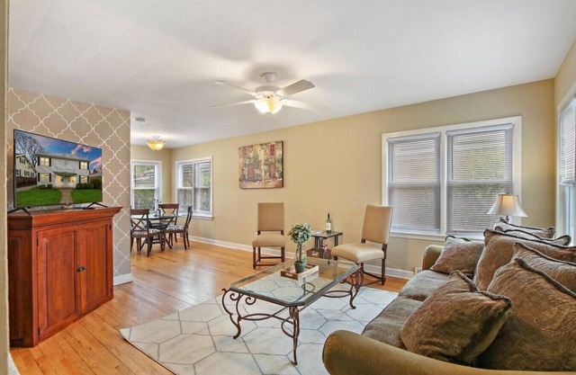 Lovely Duplex in DT Libertyville Near Naval Base!