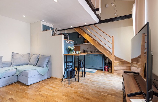 BEAU DUPLEX, A/C , PARKING