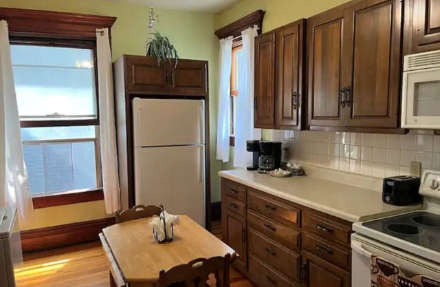 Lovely Efficiency Upstairs with large kitchen