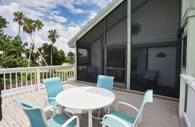 Lovely Elevated Duplex with Spacious Open-Concept Living Area - Oasis Inn at the Dunes