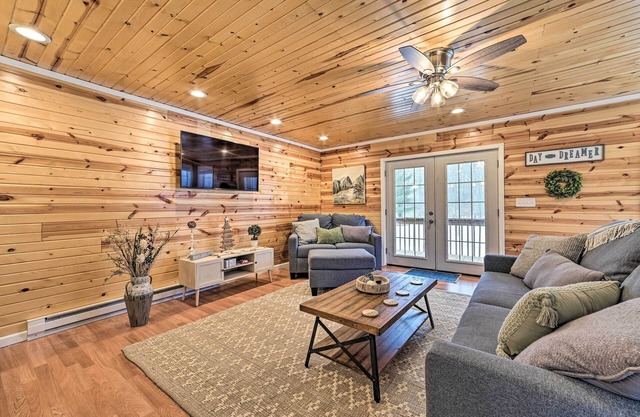 Lovely Elmira Cabin w/ Deck, 18 Mi to Gaylord
