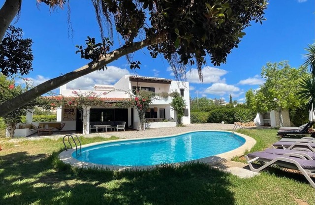 Villa con piscina privada, BBQ, AC, WiFi gratis en Playa d' en Bossa