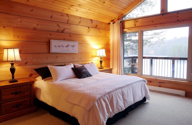 Lovely Family Cottage Escape, 6 bdrms, 3bath, Hot Tub, Muskoka Room, Sunsets!