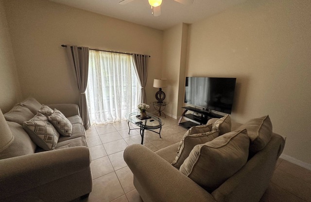 Lovely Family Condo Close to Theme Parks w/Patio, Free WiFi, Shared Pool/Hot Tub