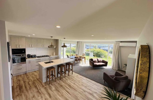Lovely Family Home in Aotea with Grear Views - No Parties or Smoking