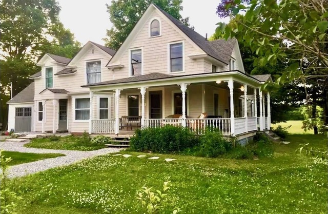 Lovely Farmhouse 4b/3.5ba w/ Chef's Kitchen/Big Porch, close to Great Barrington
