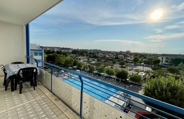 Precioso piso frente a la piscina.