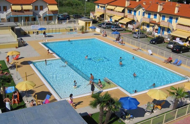 Relájate y disfruta de tu estancia en Rosolina junto a la piscina.