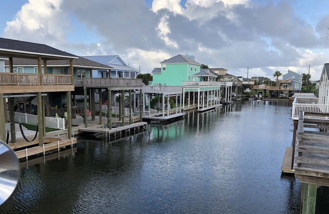 Lovely Galveston Sea Isle Canal Home with Boat Dock