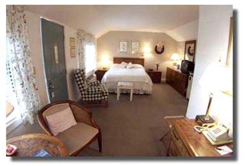 Lovely Getaway Suite with Private Deck in a Bed and Breakfast in Waldo County