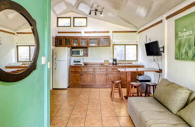 Encantadora cabaña en la planta baja, con piscina compartida, rodeada de jardines en Atenas